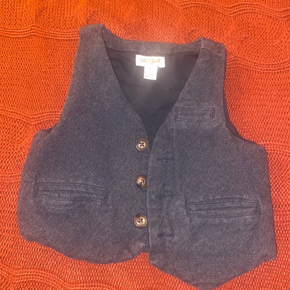Gray vest - Picture 1 of 4